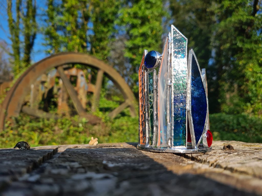 Stained glass crown tealight holder