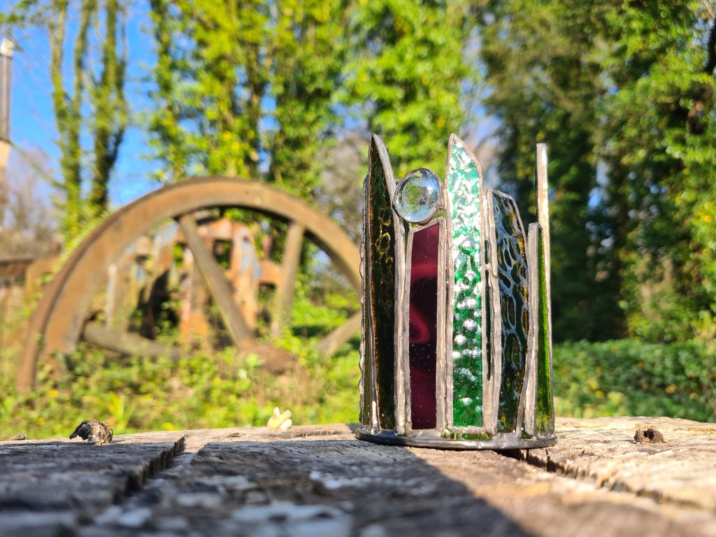 Stained glass crown tealight holder b