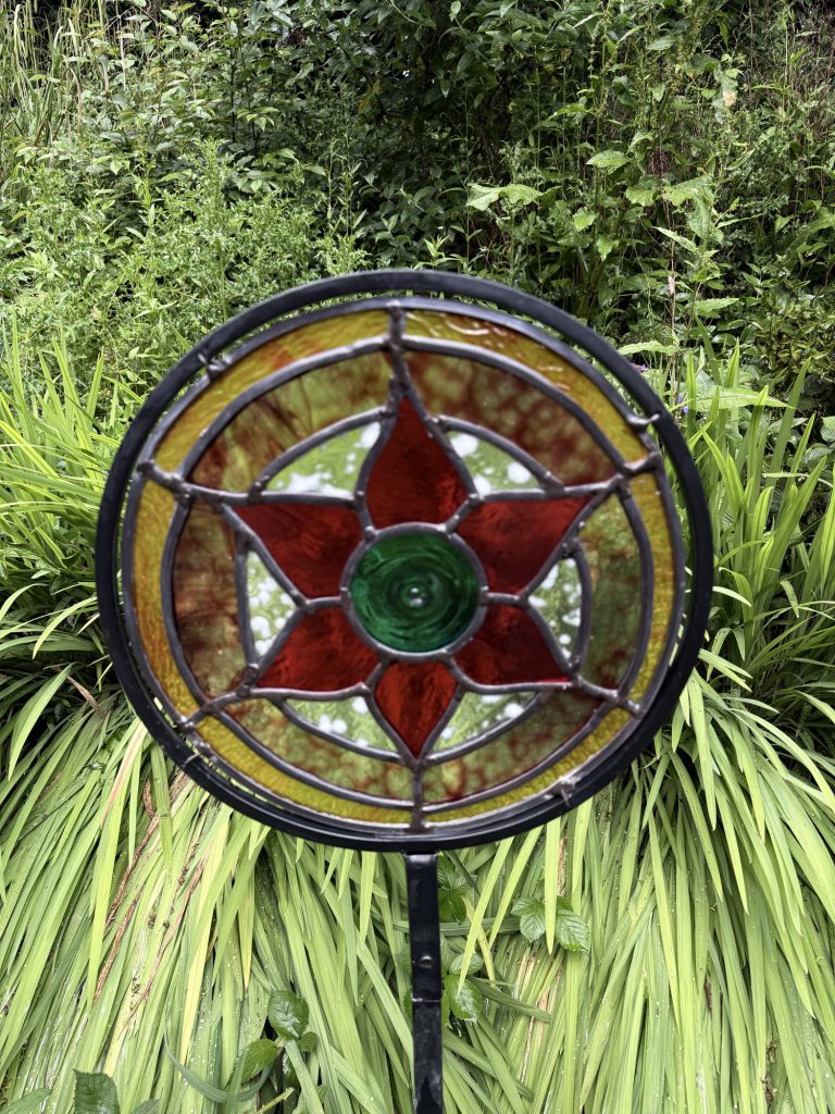 Stained glass red star circular garden stake